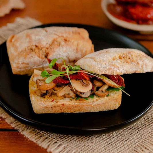Pao-ciabatta-sabor-tomate-seco-feito-com-pedacos-de-tomate-com-cogumelos-cebola-tomate-seco-e-salsinho-por-cima.