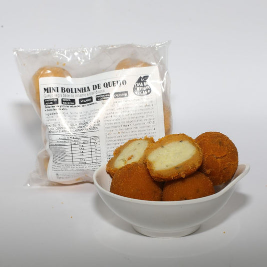 Bowl-com-mini-bolinhas-de-queijo-veganas-cortadas-ao-meio-com-recheio-visivel-e-embalagem-de-salgado-vegano-ao-fundo