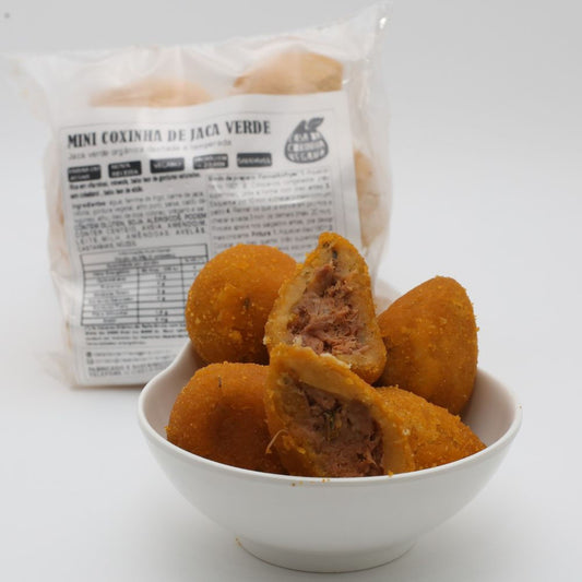 Coxinha-de-jaca-servida-em-tigela-branca-com-recheio-visivel-e-embalagem-ao-fundo