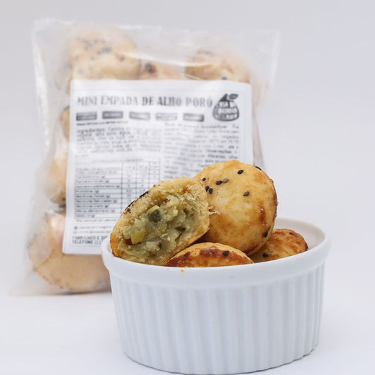 Mini-empadas-veganas-assadas-em-pote-branco-com-recheio-de-alho-poro-e-embalagem-ao-fundo