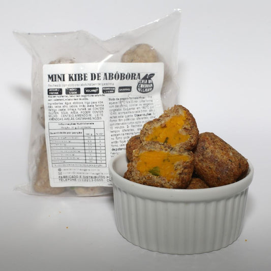 Mini-kibes-veganos-de-abobora-servidos-em-pote-branco-com-embalagem-da-Casa-da-Coxinha-Vegana-ao-fundo