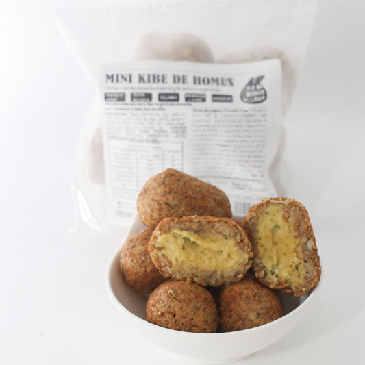 Mini-kibe-vegano-recheado-com-homus-servido-em-tigela-branca-com-pacote-da-marca-ao-fundo