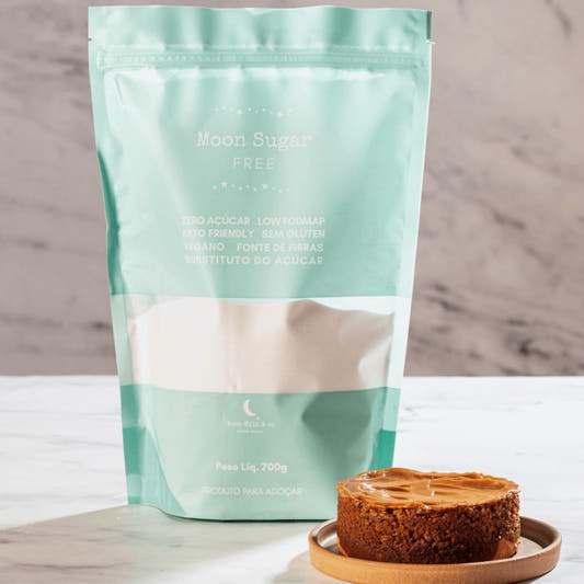 Pouch-moon-sugar-em-bancada-de-marmore-com-bolo-ao-lado-produto-vegano-e-sem-adicao-de-acucar