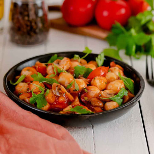 Nhoque-sem-gluten-feito-de-mandioca-apresentado-em-um-prato-com-molho-de-tomate-e-ervas.