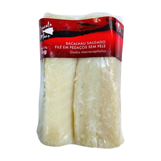 Pacote-de-1kg-de-Bacalhau-Salgado-file-sem-pele-embalado-a-vacuo-com-rotulo-vermelho-e-textura-clara-visivel-atraves-do-plastico.
