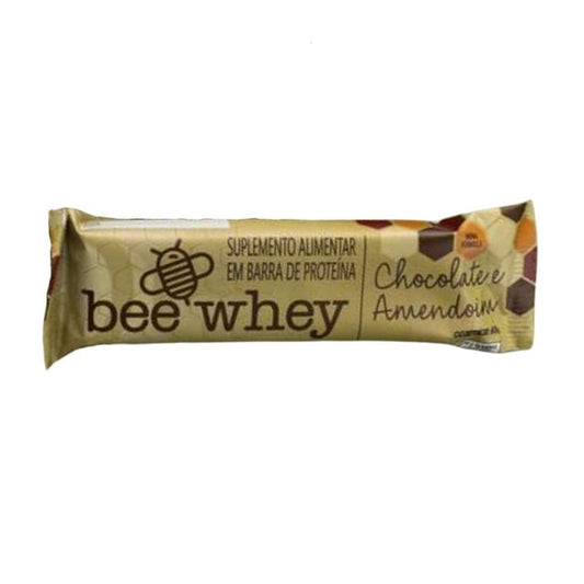 Embalagem-amarela-da-Bee-Whey-com-logotipo-de-abelha-e-texto-“Chocolate-e-Amendoim”.-Suplemento-em-barra-de-proteina-visivel-frontalmente.