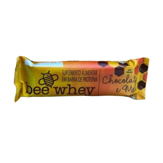 Embalagem-amarela-com-detalhes-em-preto-e-mel-contendo-uma-barra-de-proteina-Bee-Whey-sabor-chocolate-e-mel.