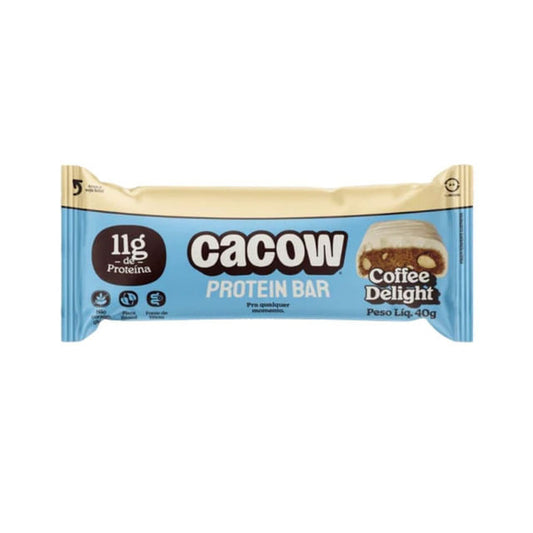 Embalagem-azul-e-bege-de-Barra-de-Proteina-sabor-Coffee-Delight-Cacow-com-11g-de-proteina-e-informacoes-sobre-ser-plant-based-e-sem-gluten.