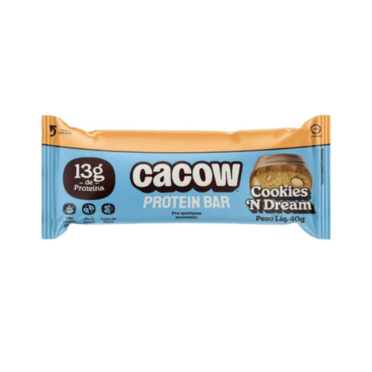 Embalagem-azul-e-bege-com-o-texto--Barra-de-Proteina-Cacow-Cookies-N--Dream--destacando-13g-de-proteina-e-selo-de-produto-a-base-de-plantas.