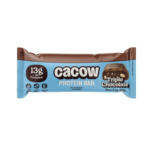 Embalagem-azul-e-marrom-de-Barra-de-Proteina-Cacow-sabor-Triple-Chocolate-40g-com-destaque-para-13g-de-proteina-e-visual-de-pedacos-de-chocolate.
