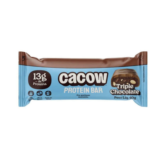 Embalagem-azul-e-marrom-de-Barra-de-Proteina-Cacow-sabor-Triple-Chocolate-40g-com-destaque-para-13g-de-proteina-e-visual-de-pedacos-de-chocolate.