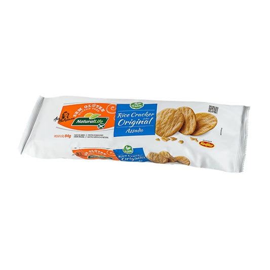 Embalagem-de-biscoito-de-arroz-assado-sem-gluten-com-design-branco-e-detalhes-em-laranja-e-azul.-Imagem-de-biscoitos-crocantes-ao-lado.