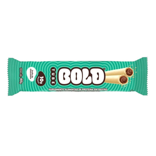 Embalagem-do-Bold-Tube-barra-crocante-recheada-com-creme-de-cacau-e-cobertura-de-chocolate-branco-destacando-10g-de-proteina.-Fundo-verde-ondulado.