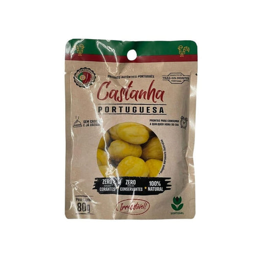 Pacote-de-Castanha-Portuguesa-Cozida-com-design-rustico-fundo-bege-e-detalhes-em-verde-e-vermelho.-Embalagem-transparente-exibe-as-castanhas.