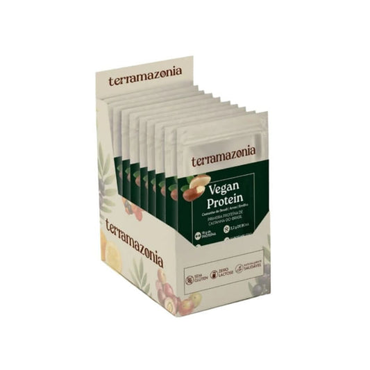 Caixa-expositora-com-saches-de-Vegan-Protein-Terramazonia-fundo-branco-decorado-com-frutas-destacando-proteina-vegetal-plant-based.