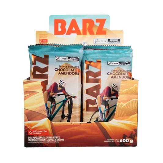 Display-de-Barra-Energetica-sabor-chocolate-e-amendoim-Barz-com-embalagens-ilustradas-por-ciclista-em-tons-de-azul-e-laranja.