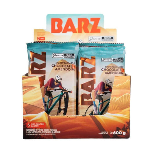 Display-de-Barra-Energetica-sabor-chocolate-e-amendoim-Barz-com-embalagens-ilustradas-por-ciclista-em-tons-de-azul-e-laranja.