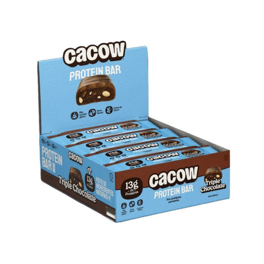 Caixa-expositora-azul-e-marrom-com-varias-unidades-de-Barra-de-Proteina-Cacow-sabor-Triple-Chocolate-com-destaque-para-13g-de-proteina.