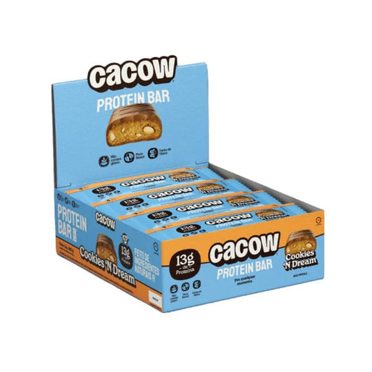 Caixa-expositora-azul-com-embalagens-de-Barra-de-Proteina-Cacow-Cookies-N--Dream-destacando-13g-de-proteina-e-selo-plant-based.