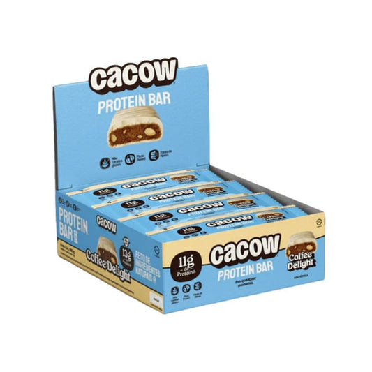Caixa-expositora-azul-com-varias-unidades-de-Barra-de-Proteina-Cacow-Coffee-Delight-destacando-11g-de-proteina-e-ingredientes-naturais.