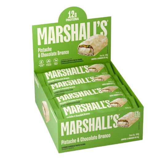 Caixa-expositora-verde-com-varias-unidades-da-Barra-de-Proteina-sabor-Pistache-e-Chocolate-Branco-da-Marshall’s-com-12g-de-proteina.