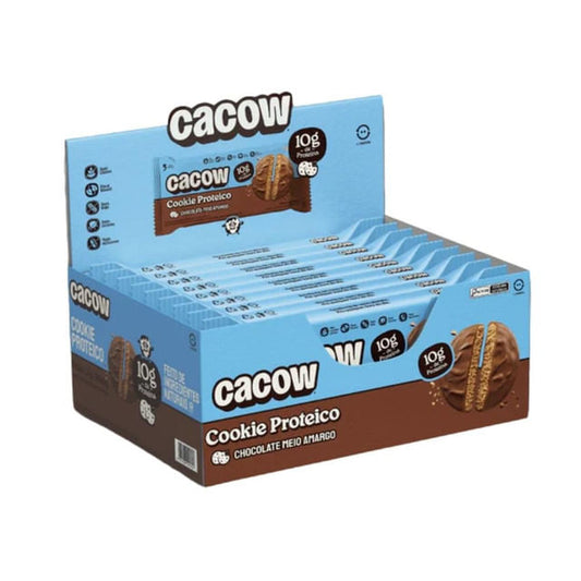 Caixa-expositora-azul-e-marrom-com-varios-pacotes-de-Cookie-Proteico-Cacow-destacando-10g-de-proteina-e-cobertura-de-chocolate.
