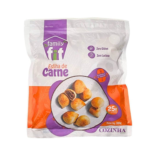 Embalagem-branca-com-roxo-e-laranja-da-Esfiha-de-Carne-Cozinha-de-Atleta-mostrando-esfihas-prontas-sobre-prato-branco-com-300g.