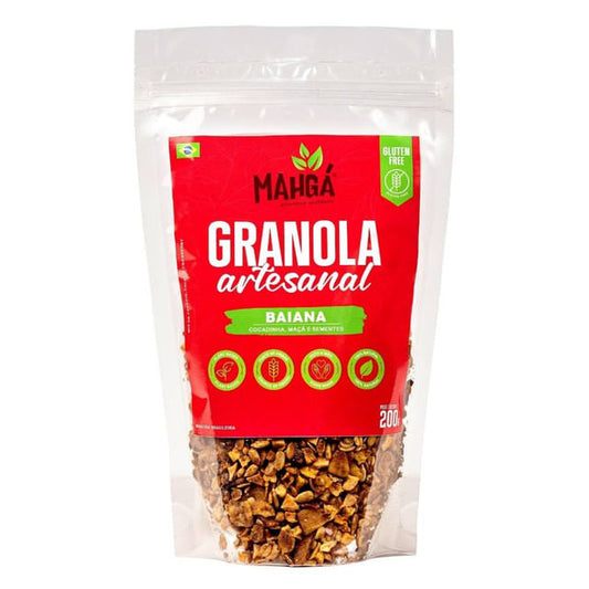 Pacote-transparente-com-rotulo-vermelho-da-marca-Mahga-exibindo-granola-artesanal-com-cocadinha-maca-e-sementes.