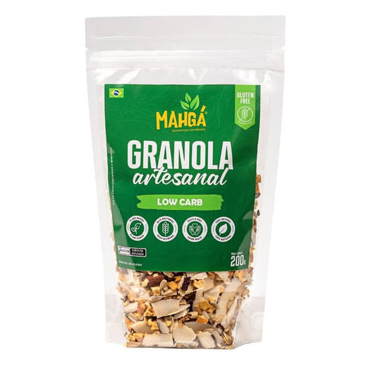 Embalagem-plastica-transparente-com-rotulo-verde-da-Granola-Low-Carb-Mahga-com-selos-de-sem-gluten-artesanal-e-plant-based.