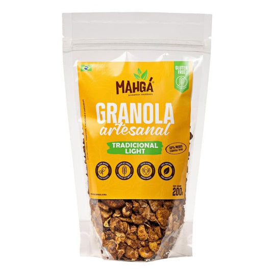 Embalagem-plastica-transparente-de-200g-de-Granola-artesanal-Mahga-Tradicional-Light-com-selo-sem-gluten-e-destaque-para-a-palavra-Granola.