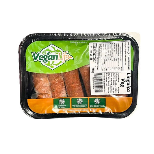Embalagem-plastica-com-quatro-unidades-de-Linguica-Vegana-congelada-da-marca-Vegan-Life-rotulo-verde-e-detalhes-nutricionais-visiveis.