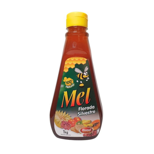 Frasco-transparente-com-tampa-amarela-contendo-mel.-Rotulo-verde-exibe-ilustracoes-de-favos-de-mel-abelha-e-frutas-variadas.