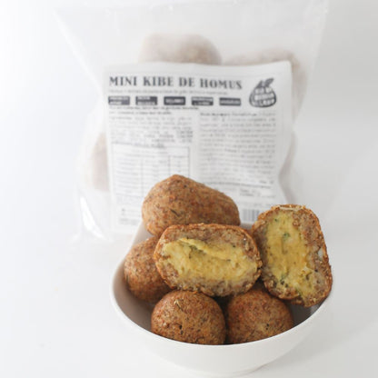 Mini-kibe-vegano-recheado-com-homus-servido-em-tigela-branca-com-pacote-da-marca-ao-fundo