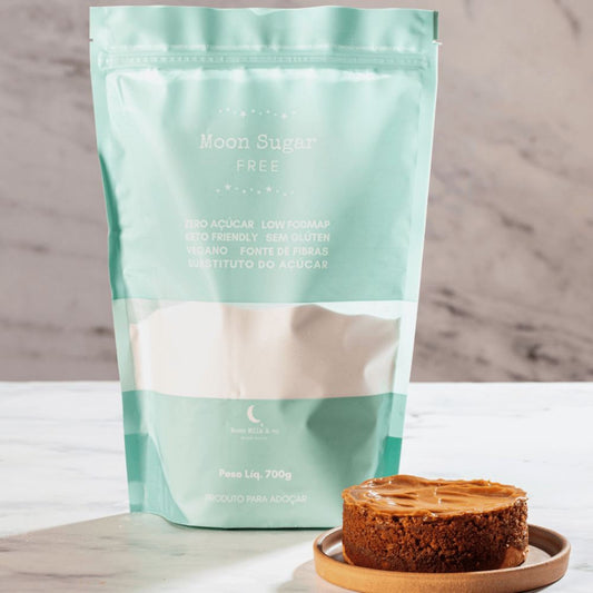 Pouch-moon-sugar-em-bancada-de-marmore-com-bolo-ao-lado-produto-vegano-e-sem-adicao-de-acucar