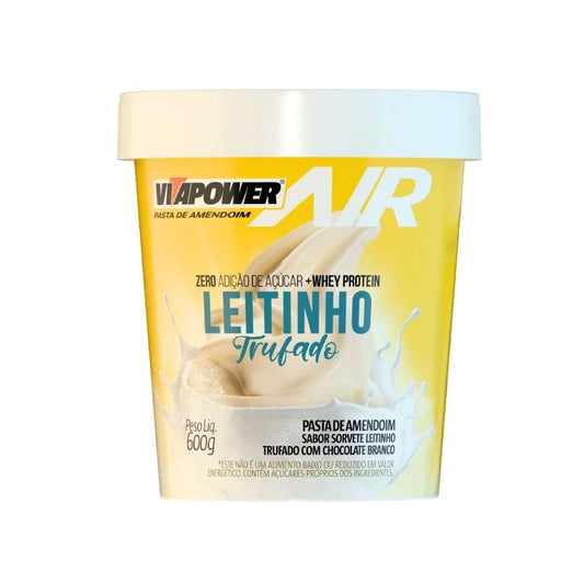 Pote-amarelo-de-600g-com-rotulo-branco-da-marca-Vitapower-exibindo-pasta-de-amendoim-sabor-leitinho-trufado-com-whey-protein.