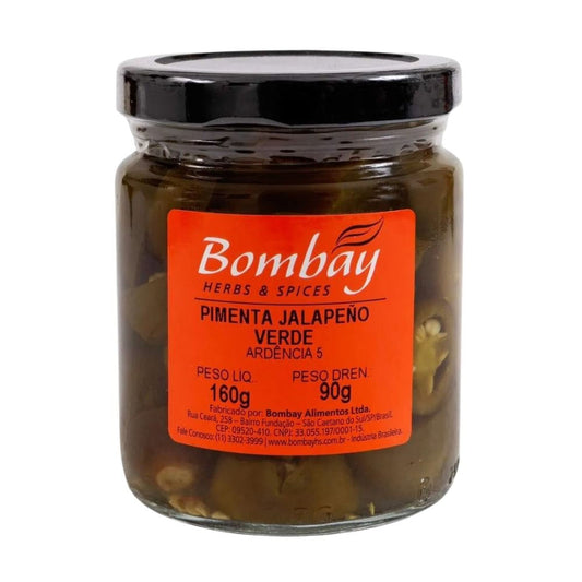 Pote-de-vidro-com-tampa-preta-contendo-Pimenta-Jalapeño-verde-fatiada-com-rotulo-laranja-da-marca-Bombay.