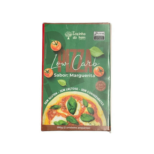 Caixa-de-Pizza-Low-Carb-Marguerita-da-marca-Cozinha-do-Bem-com-fundo-verde-tomates-folhas-de-manjericao-e-escrita-em-branco.
