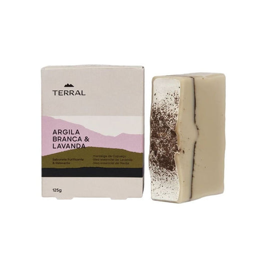 Sabonete-Terral-Argila-Branca---Lavanda-125g-ao-lado-da-embalagem.-Formula-purificante-e-relaxante-com-manteiga-de-cupuacu.