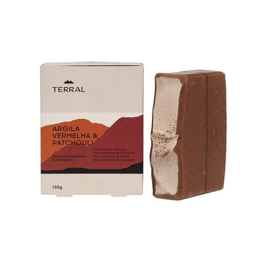 Sabonete-Argila-Vermelha---Patchouli-Terral-130g-com-embalagem-terrosa-e-barra-marrom-avermelhada-textura-rustica-e-ingredientes-naturais.