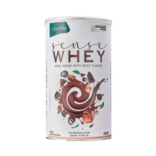 Embalagem-cilindrica-branca-de-Whey-Protein-sabor-chocolate-com-avela-destacando-21g-de-proteina-por-dose-e-ilustracoes-de-avelas-e-chocolate.
