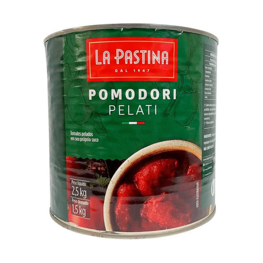 Lata-de-Tomate-Pelado-La-Pastina-Pomodori-Pelati-com-embalagem-verde-e-vermelha-destacando-tomates-inteiros-em-seu-proprio-suco-e-informacoes-de-peso-liquido-e-drenado.