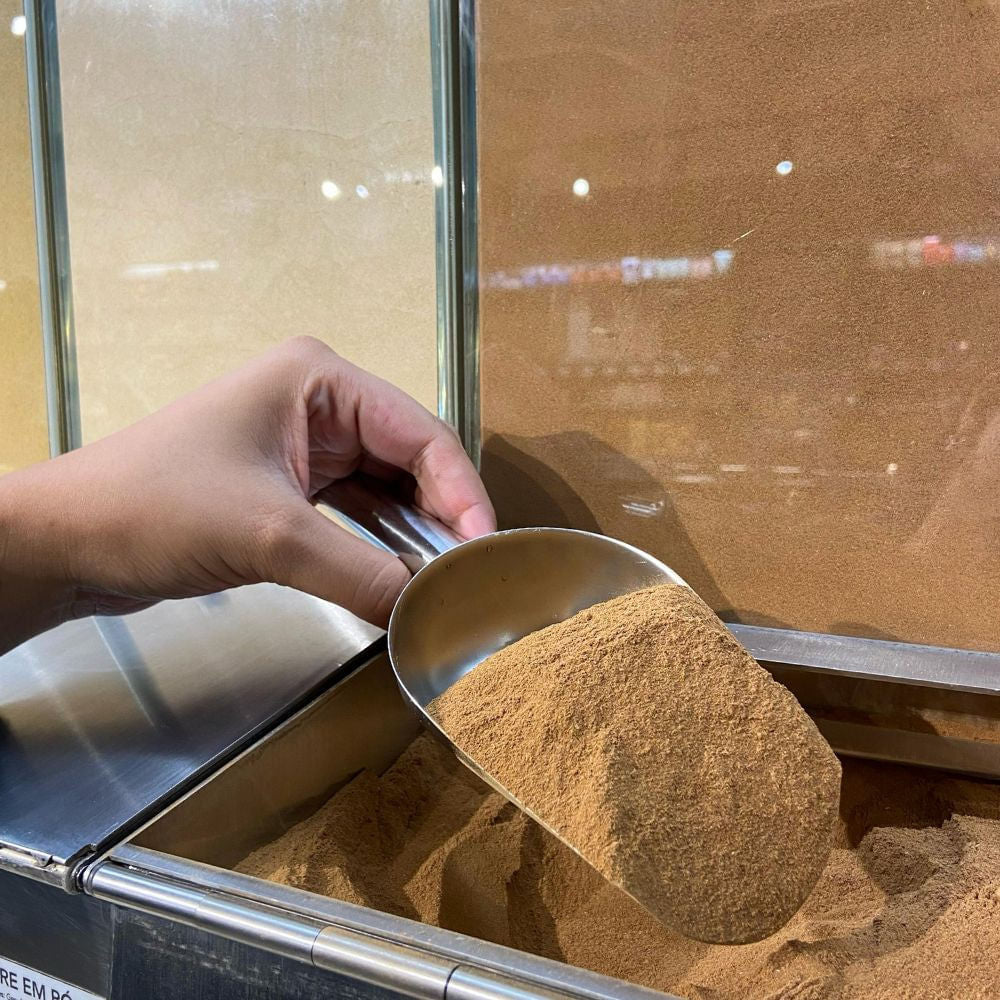 Pa-cheia-de-canela-em-po-exposta-em-um-recipiente-a-granel