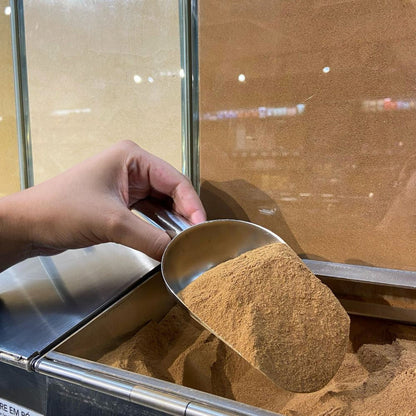 Pa-cheia-de-canela-em-po-exposta-em-um-recipiente-a-granel