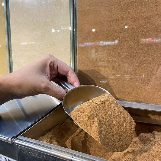 Pa-cheia-de-canela-em-po-exposta-em-um-recipiente-a-granel