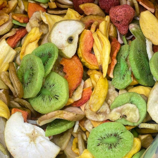 Mix-de-frutas-chips-a-granel-com-maca-banana-kiwi-manga-morango-e-outras-frutas-desidratadas-crocantes