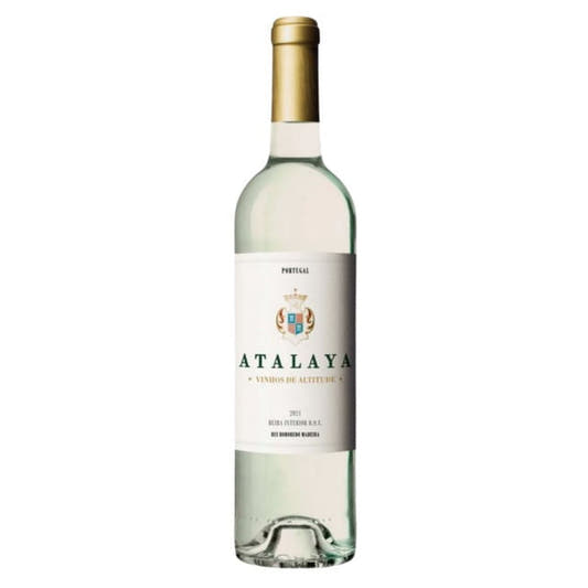 Garrafa-de-Vinho-Branco-Atalaya-com-rotulo-claro-detalhes-dourados-e-liquido-translucido-posicionada-sobre-fundo-branco.