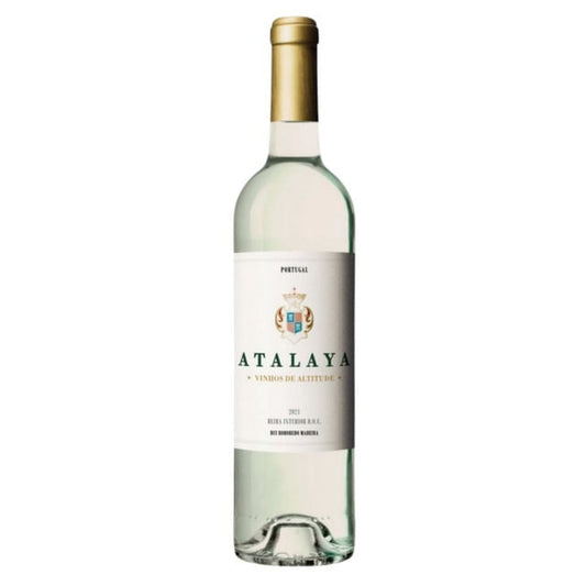 Garrafa-de-Vinho-Branco-Atalaya-com-rotulo-claro-detalhes-dourados-e-liquido-translucido-posicionada-sobre-fundo-branco.
