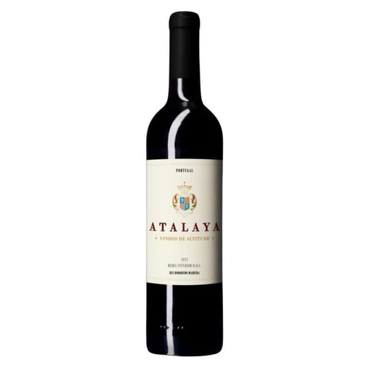 Garrafa-de-Vinho-Tinto-Atalaya-com-rotulo-claro-e-detalhes-dourados-fundo-branco-e-capsula-preta.